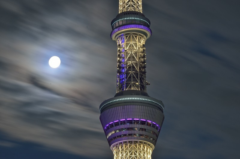 ［１０］「東京スカイツリー・月・流れる雲」－１