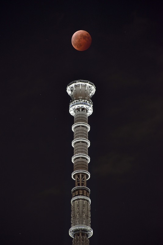 ［２１］「白いゲイン塔と赤い月」