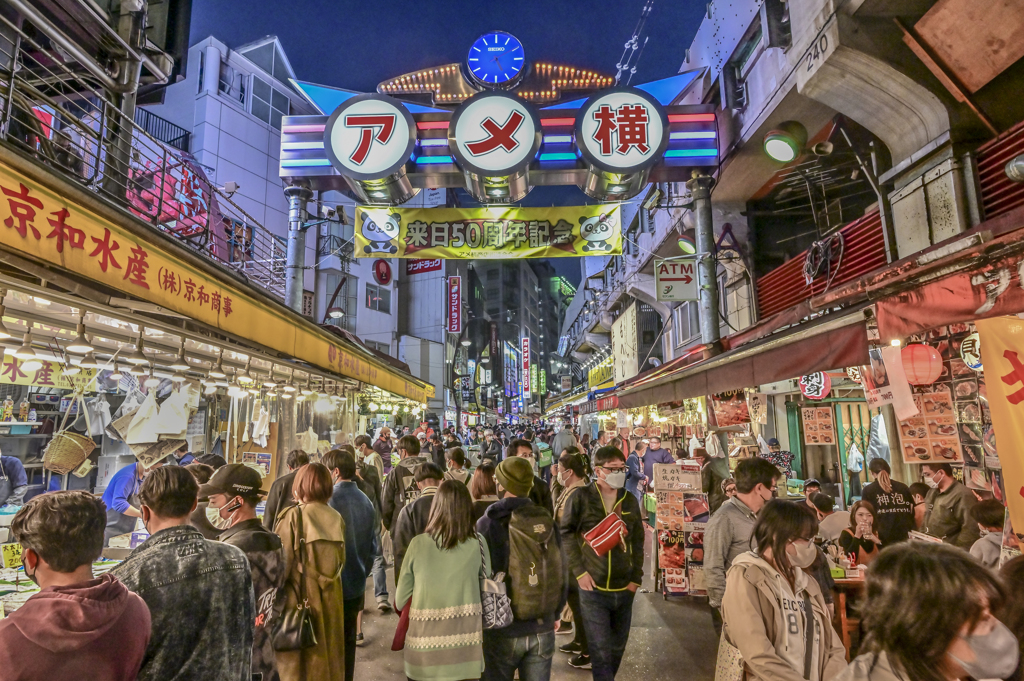 「週末の賑わい」