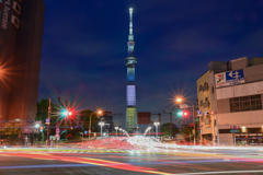 「車の光跡と東京スカイツリー」