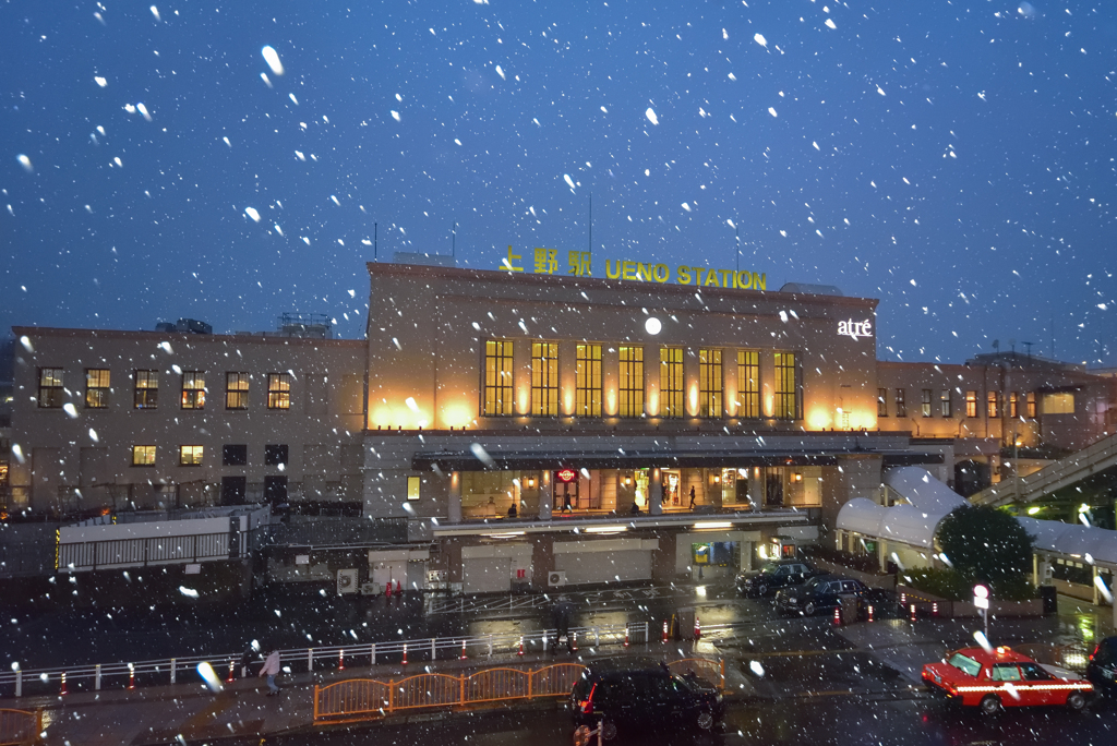 「雪降る上野駅」-１