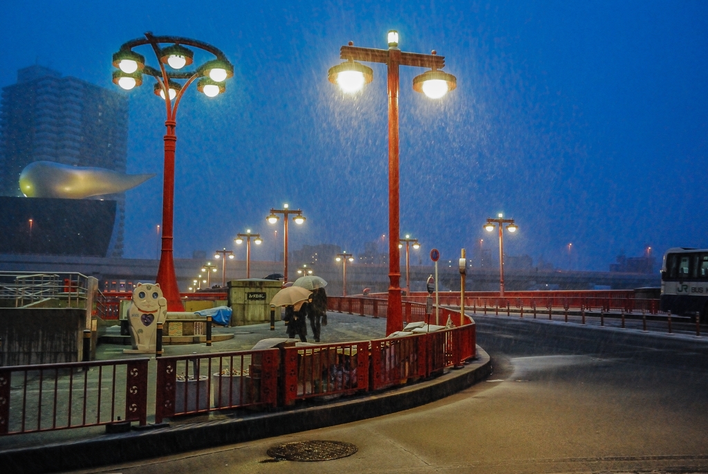 「雪降る吾妻橋」