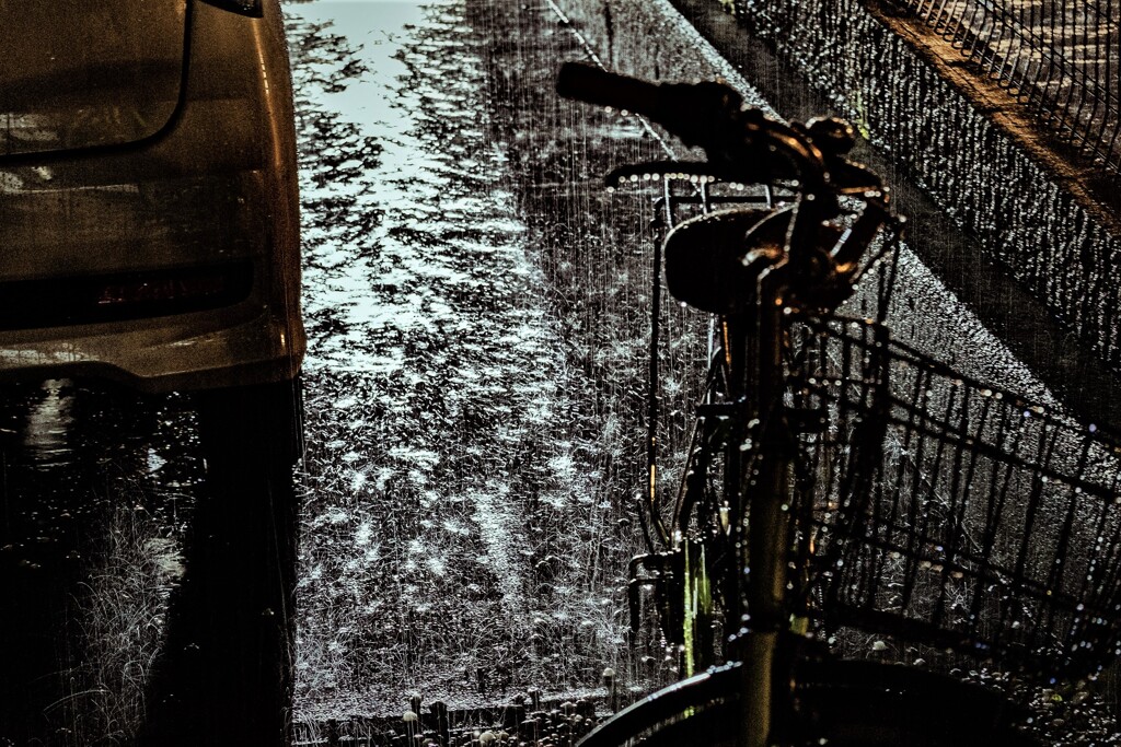 雨は壊れたピアノさ