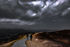 愛犬散歩（Clouds above the Hill）