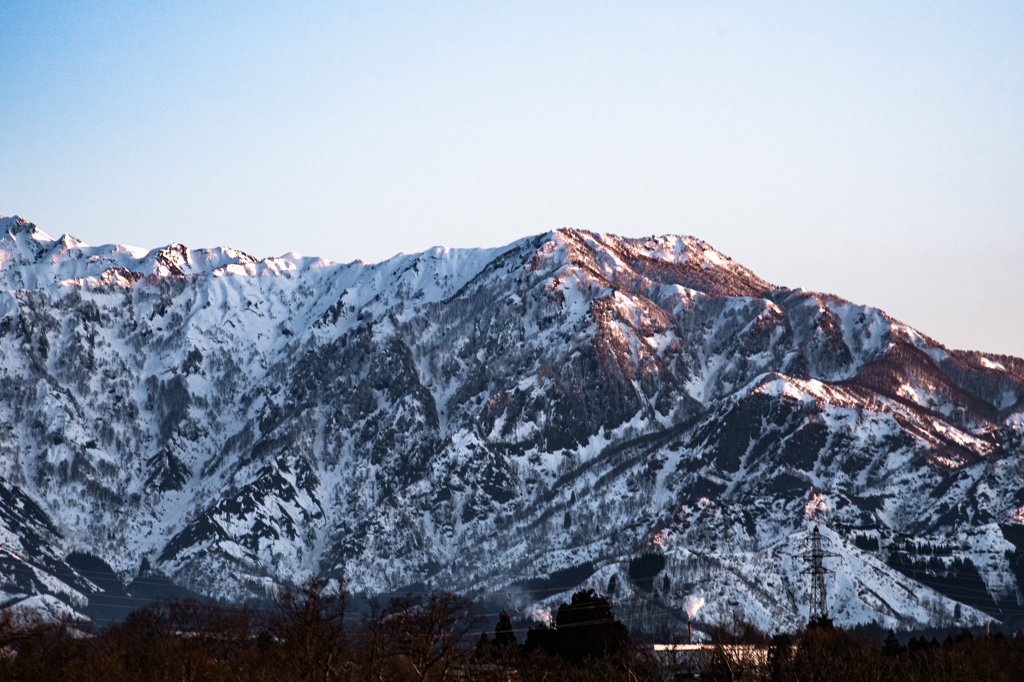夕暮れの雪山