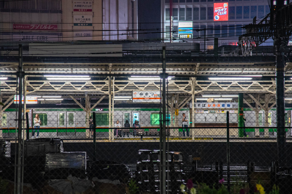 雨の夜の沼津駅