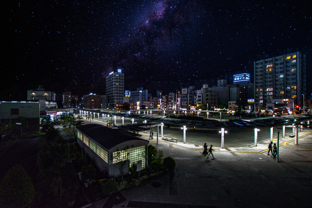 深夜の駅前