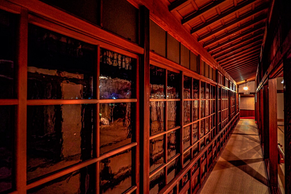 レトロ硝子の揺らめき