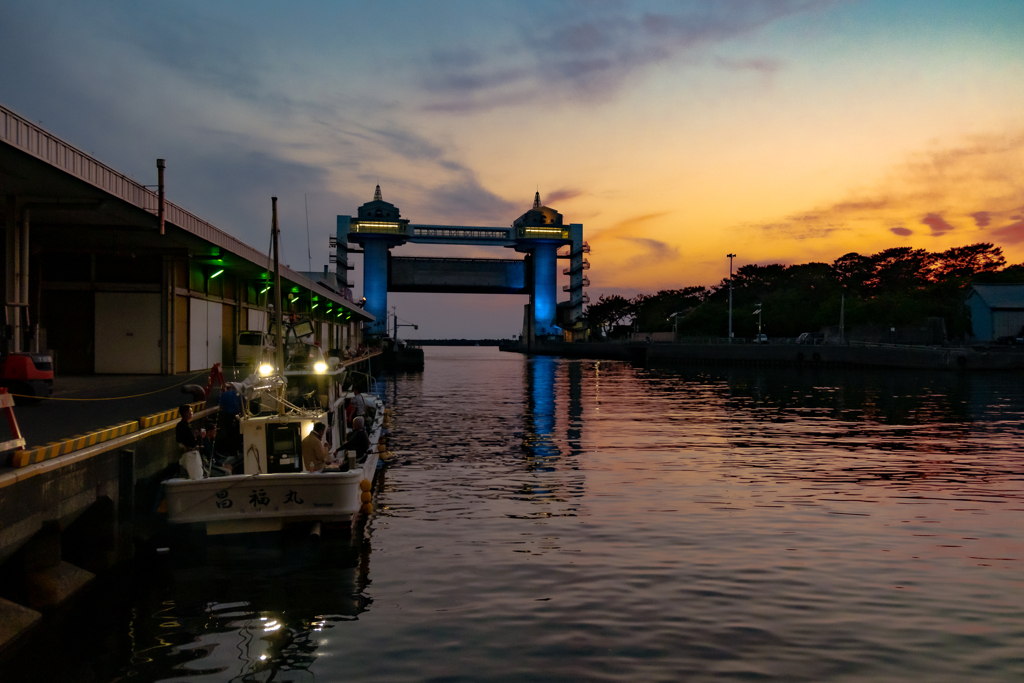 夕暮れの港