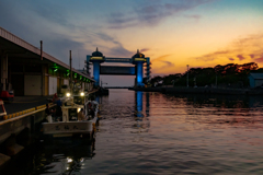 夕暮れの港