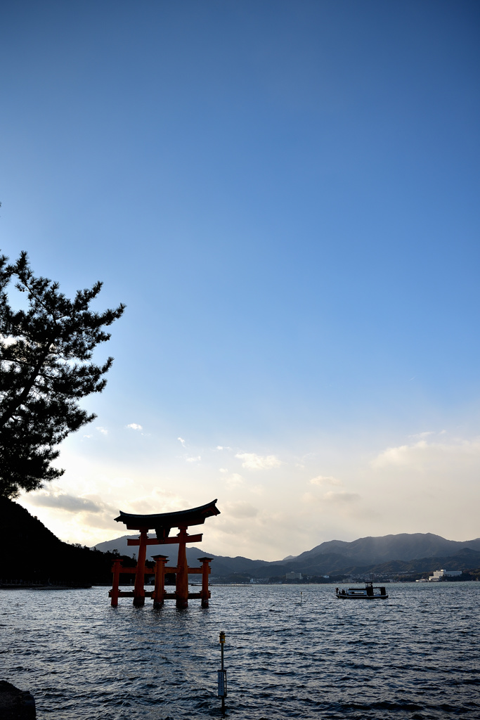 海の上の鳥居