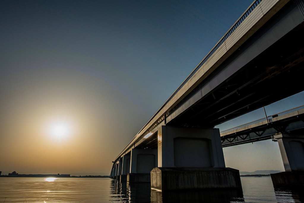 朝日に照された琵琶湖大橋
