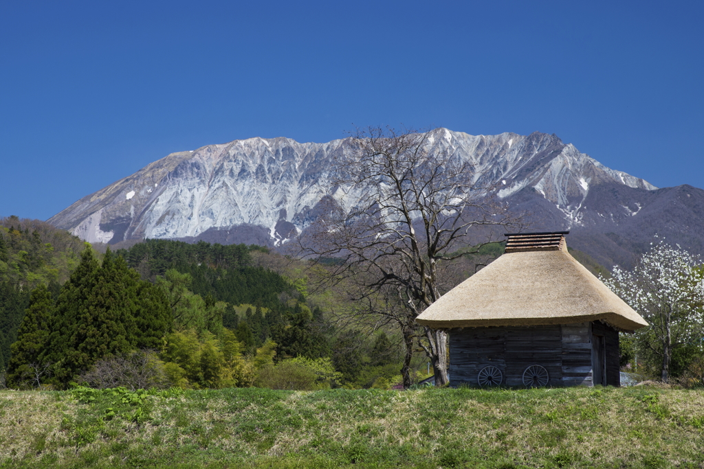 御机の茅葺小屋