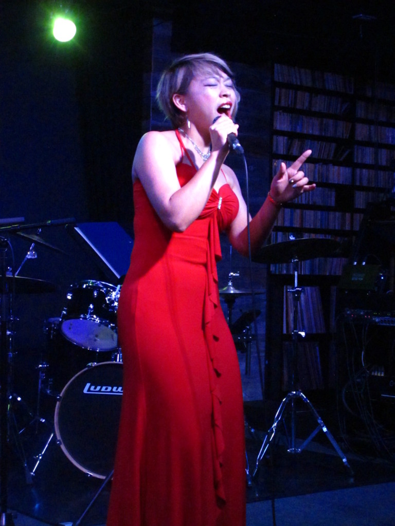 防府と北九州で活躍の 歌手 Akiko Vivi さん４