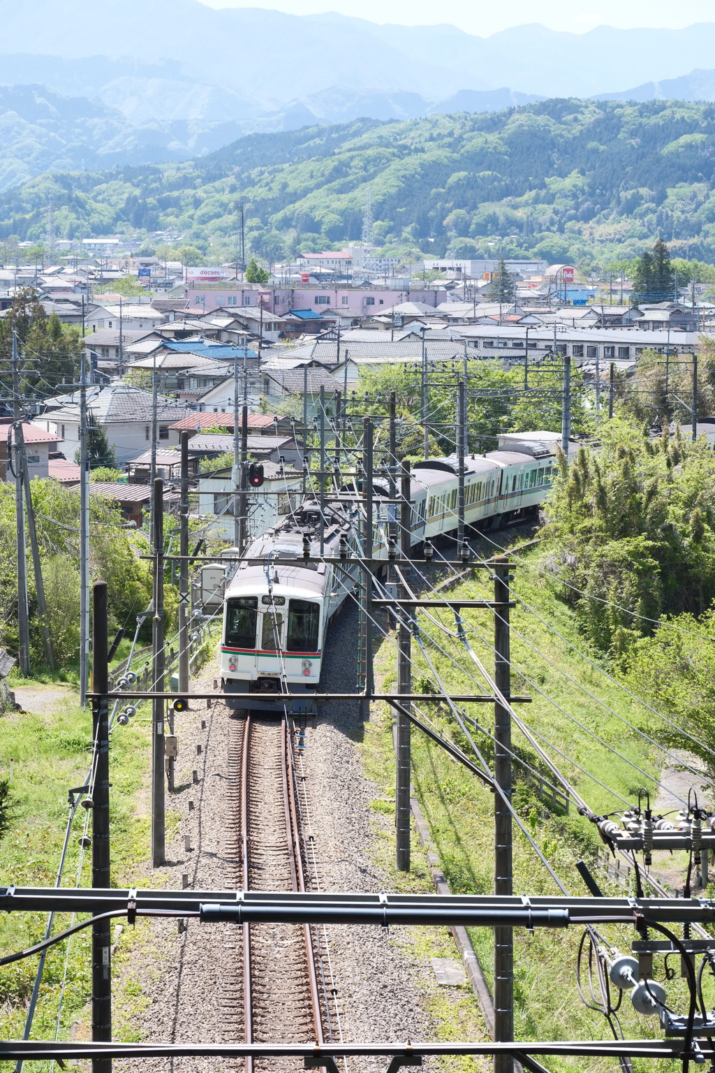 郊外を走るローカル線
