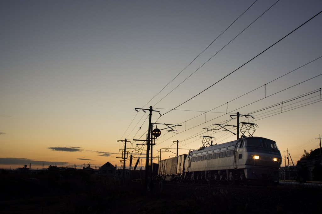 夕暮れ中、貨物列車がひた走る