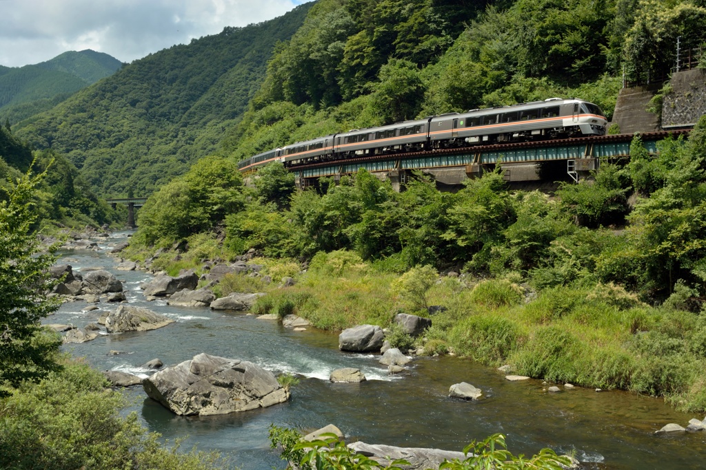 飛騨川沿いをゆく