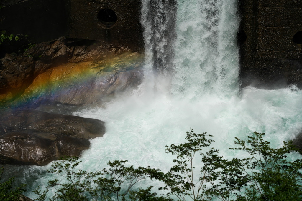 雪解けの黒部川 ①