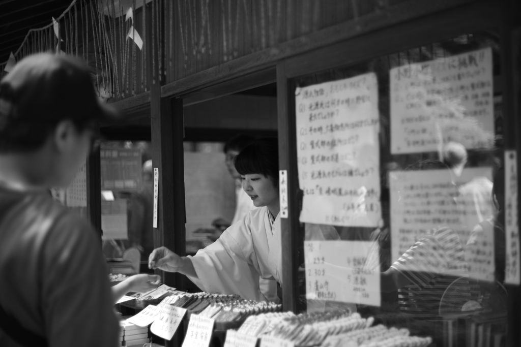 京都　嵐山　神社の巫女さん