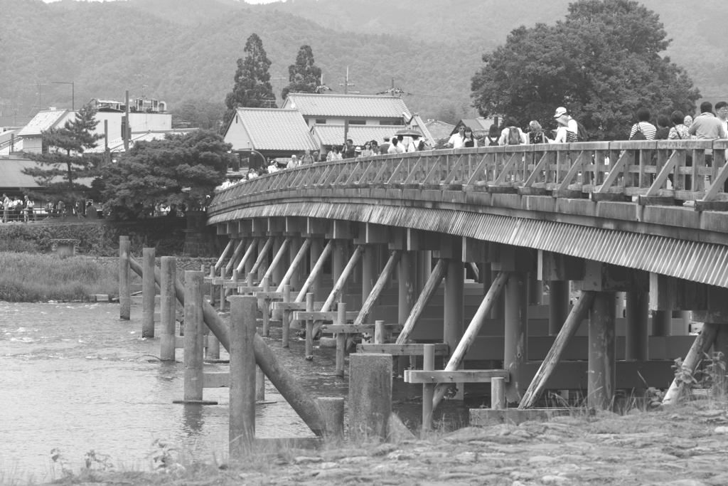 京都　嵐山　渡月橋　渡った側より
