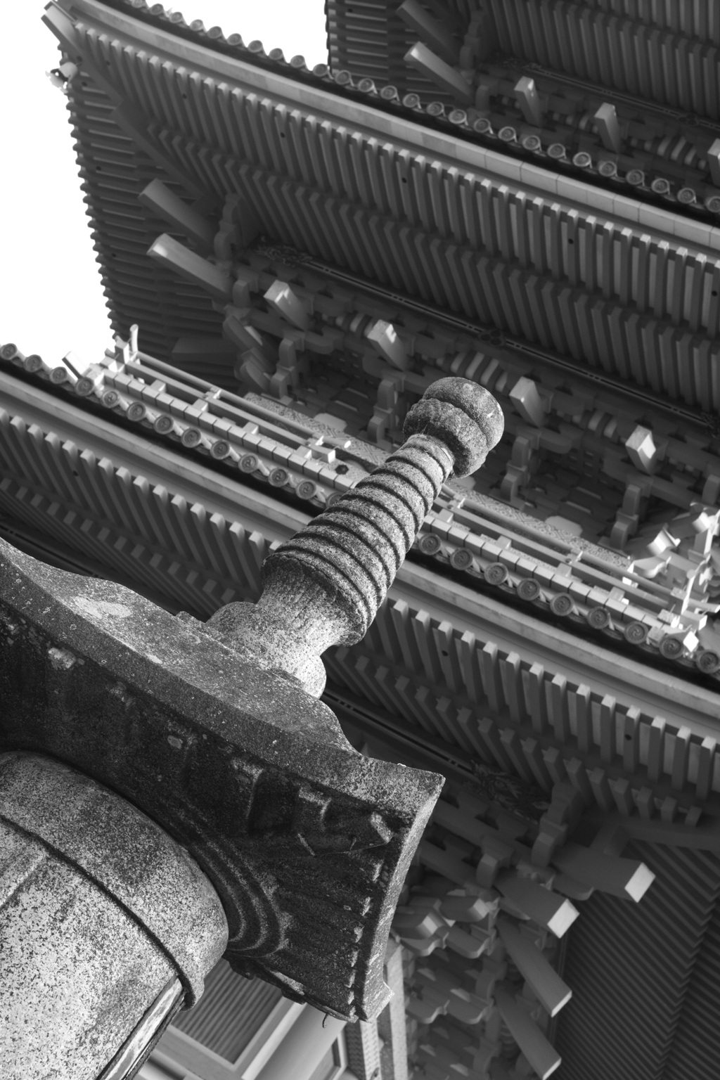 京都　清水寺　五重の塔と灯篭