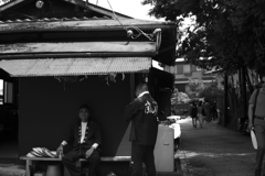 京都　嵐山　貸しボート屋さん従業員休憩中
