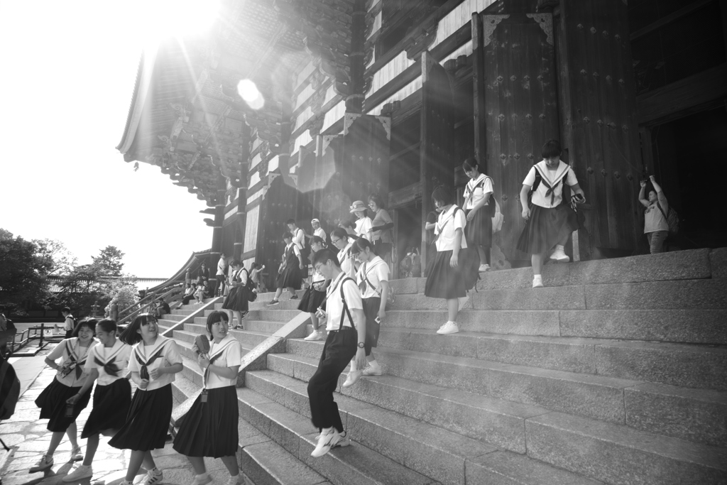 東大寺　大仏堂から出てくる学生さん