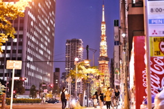 東京タワーと家路に向かう人