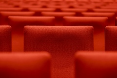 劇場の赤い座席