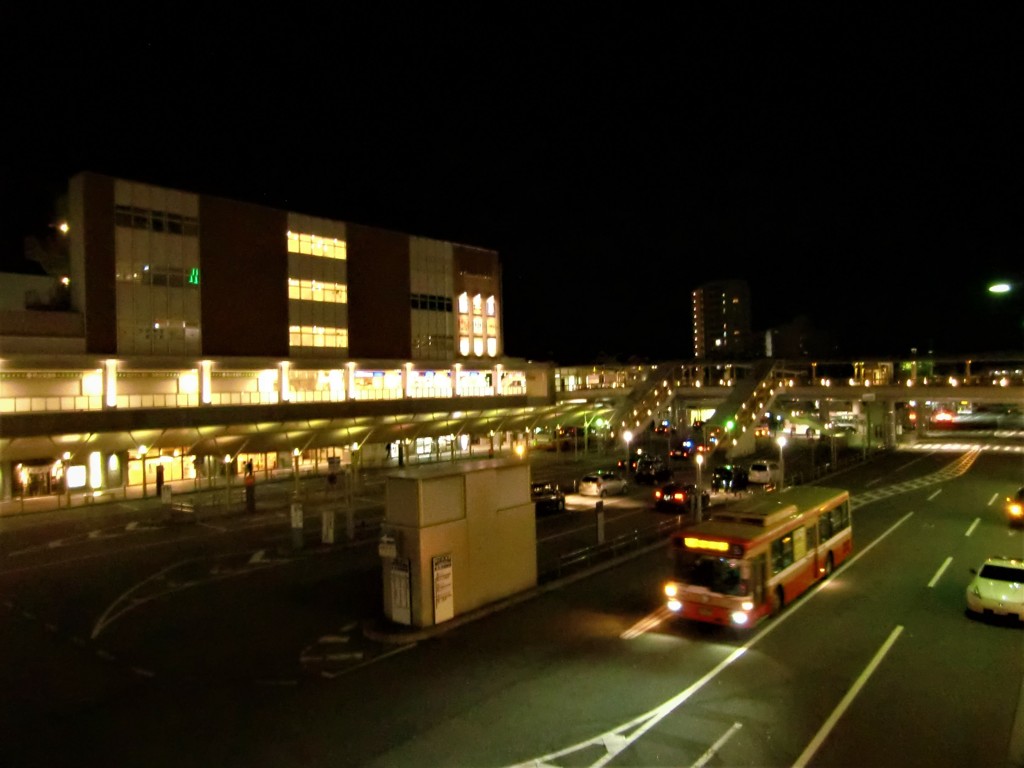 三田駅前の夜の街並み