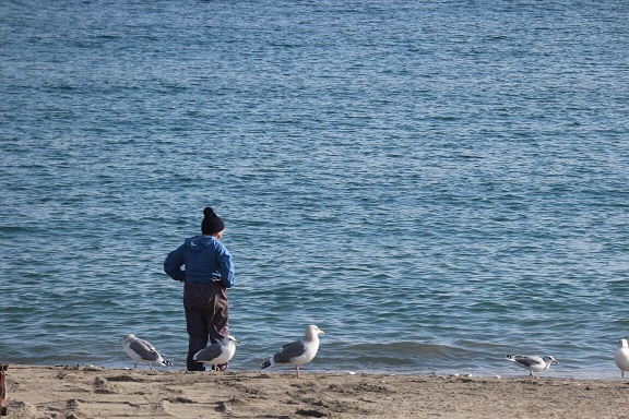 海を眺める漁師さん