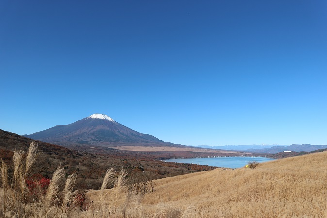 三国峠からの富士山と山中湖