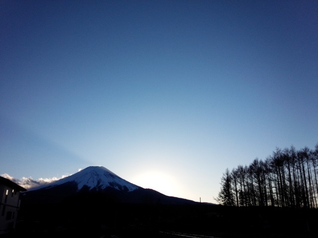 夕暮れ時の富士山