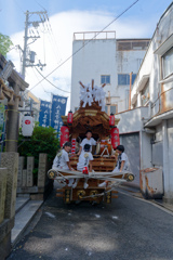 神輿のある夏の風景