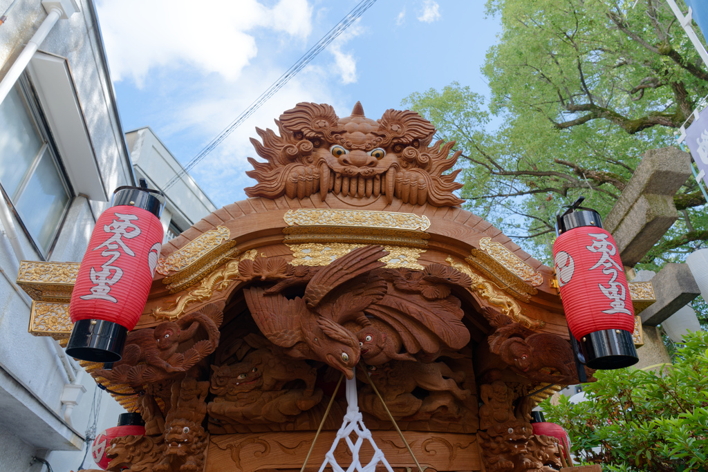 神輿のある夏の風景