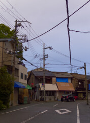 白い雲に溶ける下町の青い空