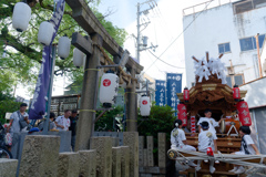神輿のある夏の風景