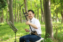 二胡を弾くニコニコの奏者