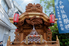 神輿のある夏の風景