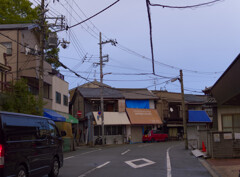 白い雲に溶ける下町の青い空