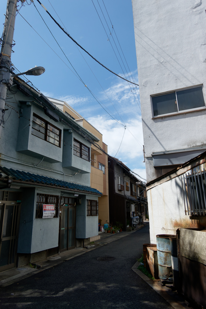 路地を彩る夏の雲