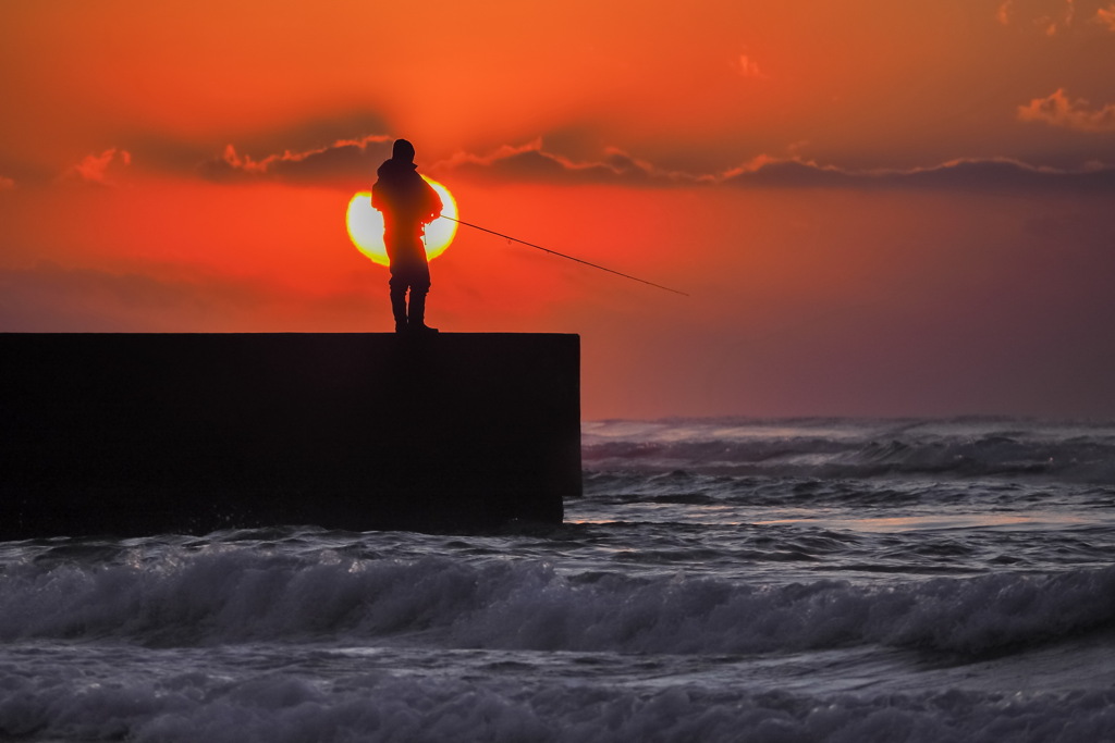 釣れない海に太陽が。