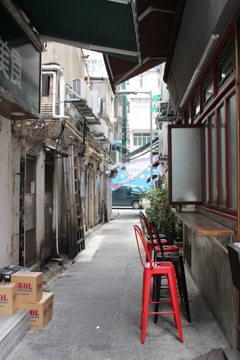 街角で