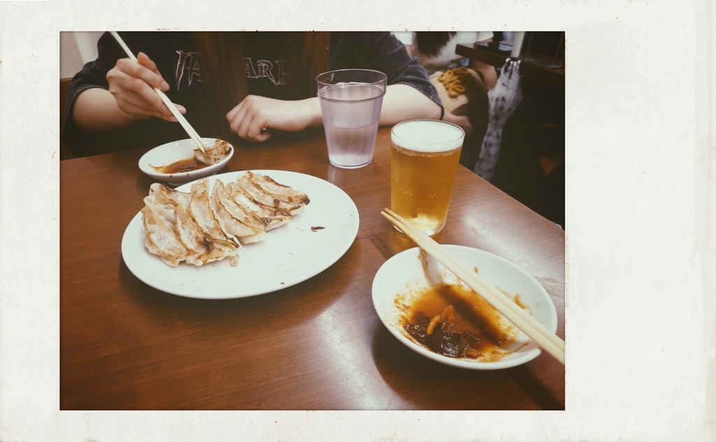 娘と三宮で待ち合わせて、まずは餃子とグラスビールで呑る華金の夕餉