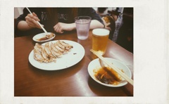 娘と三宮で待ち合わせて、まずは餃子とグラスビールで呑る華金の夕餉