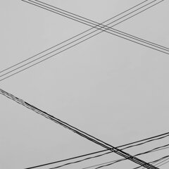 曇天の空に照らされる