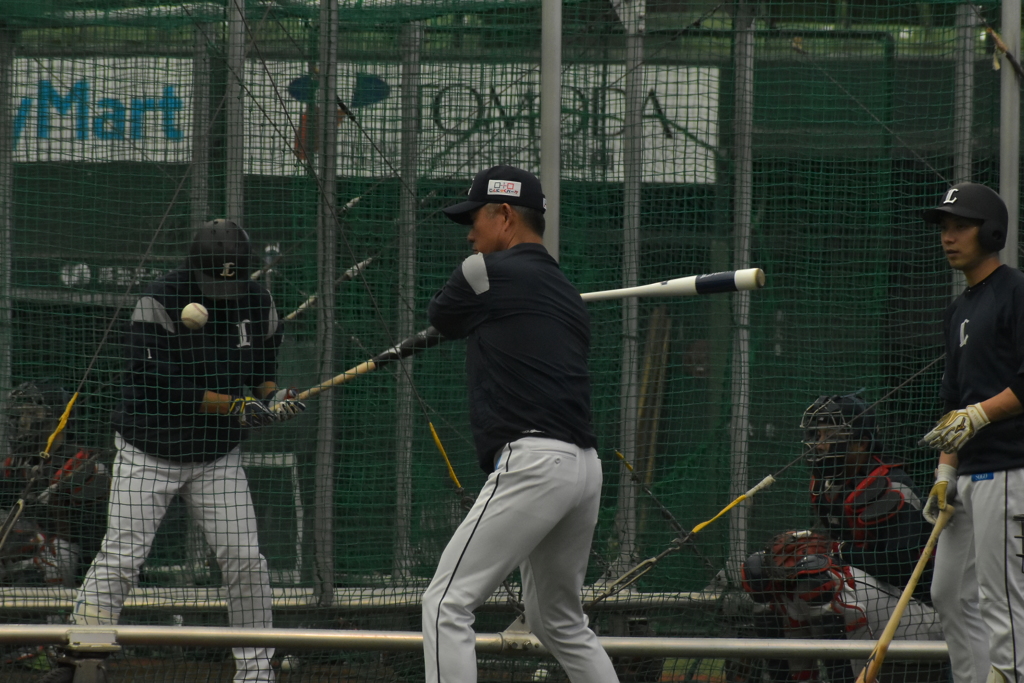 西武ライオンズ　辻監督　ノック練習中