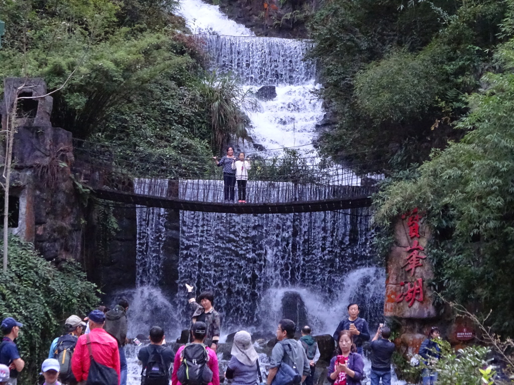 宝峰湖から流れる滝