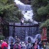 宝峰湖から流れる滝