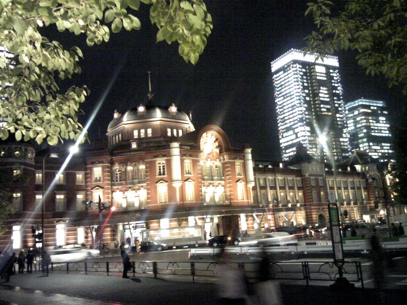 東京駅の夜景 ガラケーで撮影